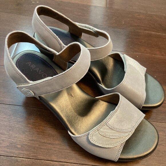 Aravon women's Medici heeled sandals, size 9 - Picture 1 of 6